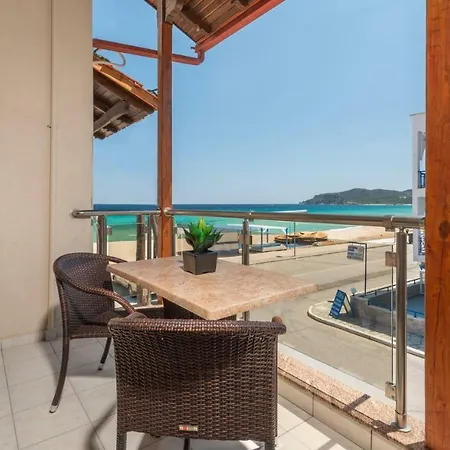 House Kostas On The 아파트호텔 사르티